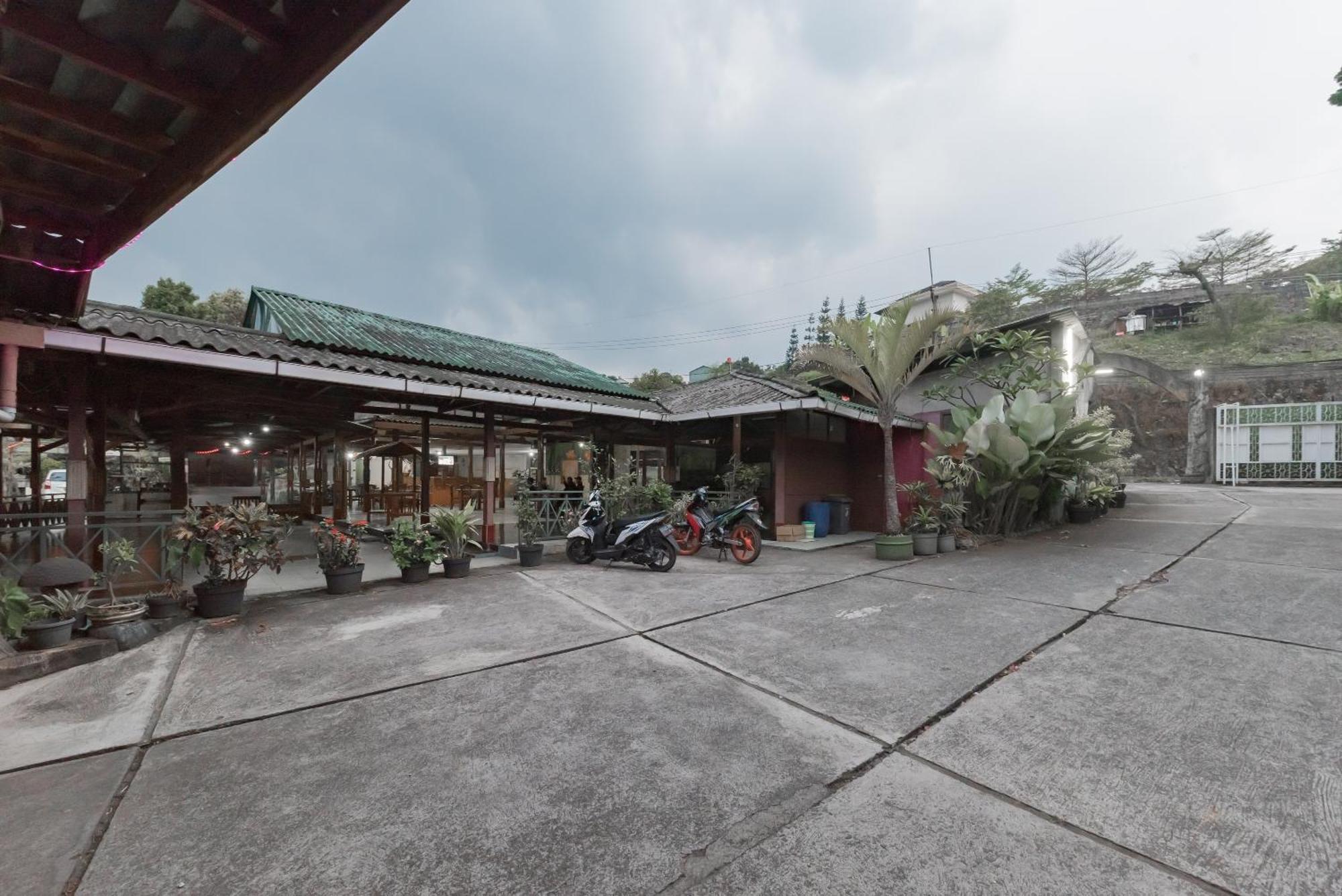 Hotel Reddoorz At Griya Astoeti