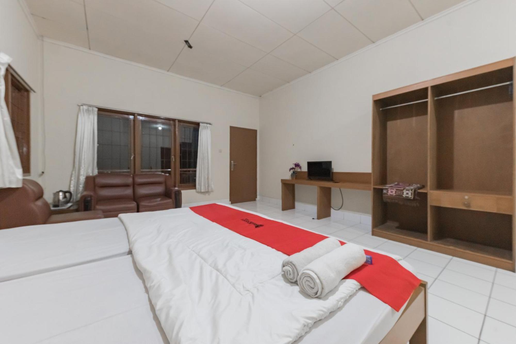 Hotel Reddoorz At Griya Astoeti 2*